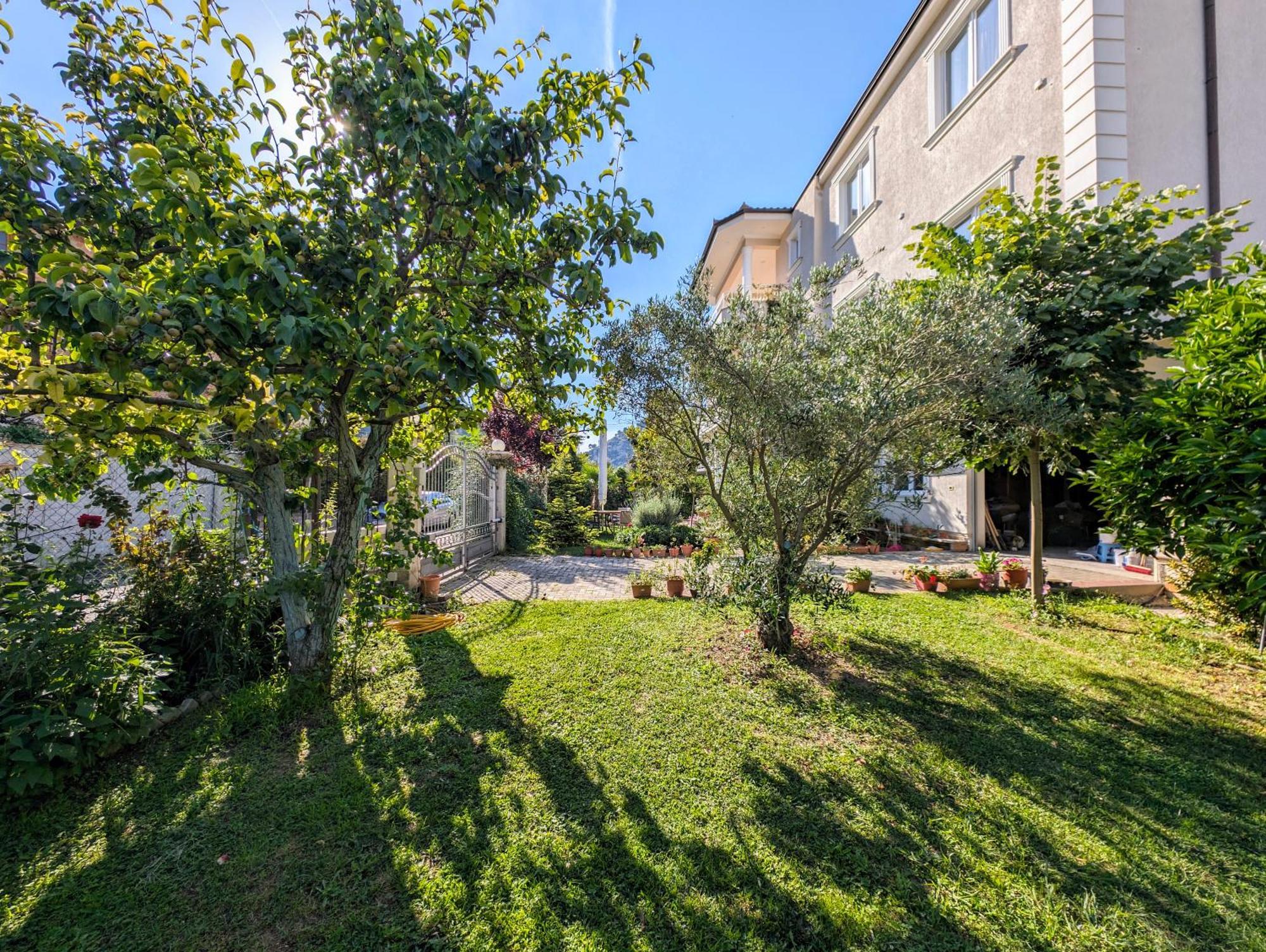 בראט Villa With Garden And Veranda מראה חיצוני תמונה